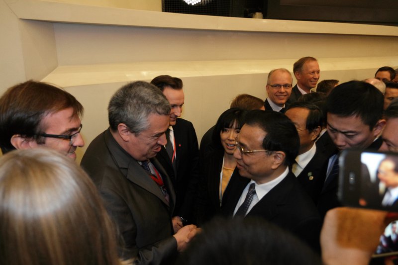 Stefan Sack shaking hands with Premier Li Keqiang, Beijing 2013